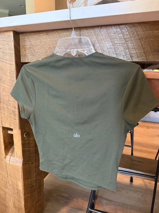 ALO Yoga Olive Green Crop Crew Tee - Picture 2 of 2